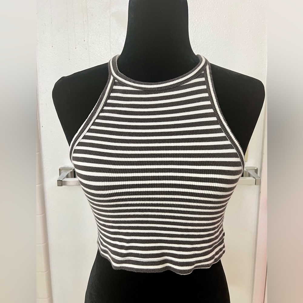 🩶Gray and white striped crop tank by Billabong🩶